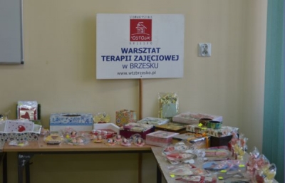 TRWA KIERMASZ WALENTYNKOWY W GIMNAZJUM NR 2 W BRZESKU