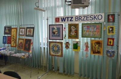 WYSTAWA ŚWIĄTECZNYCH PRAC WTZ BRZESKO W GIMNAZJUM NR 2